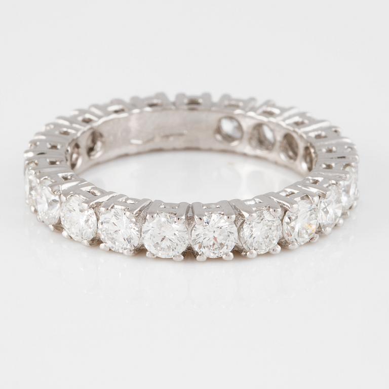 RING, 18K vitguld med 21 briljantslipade diamanter ca 2.35 ct. Vikt 3,7 gram.