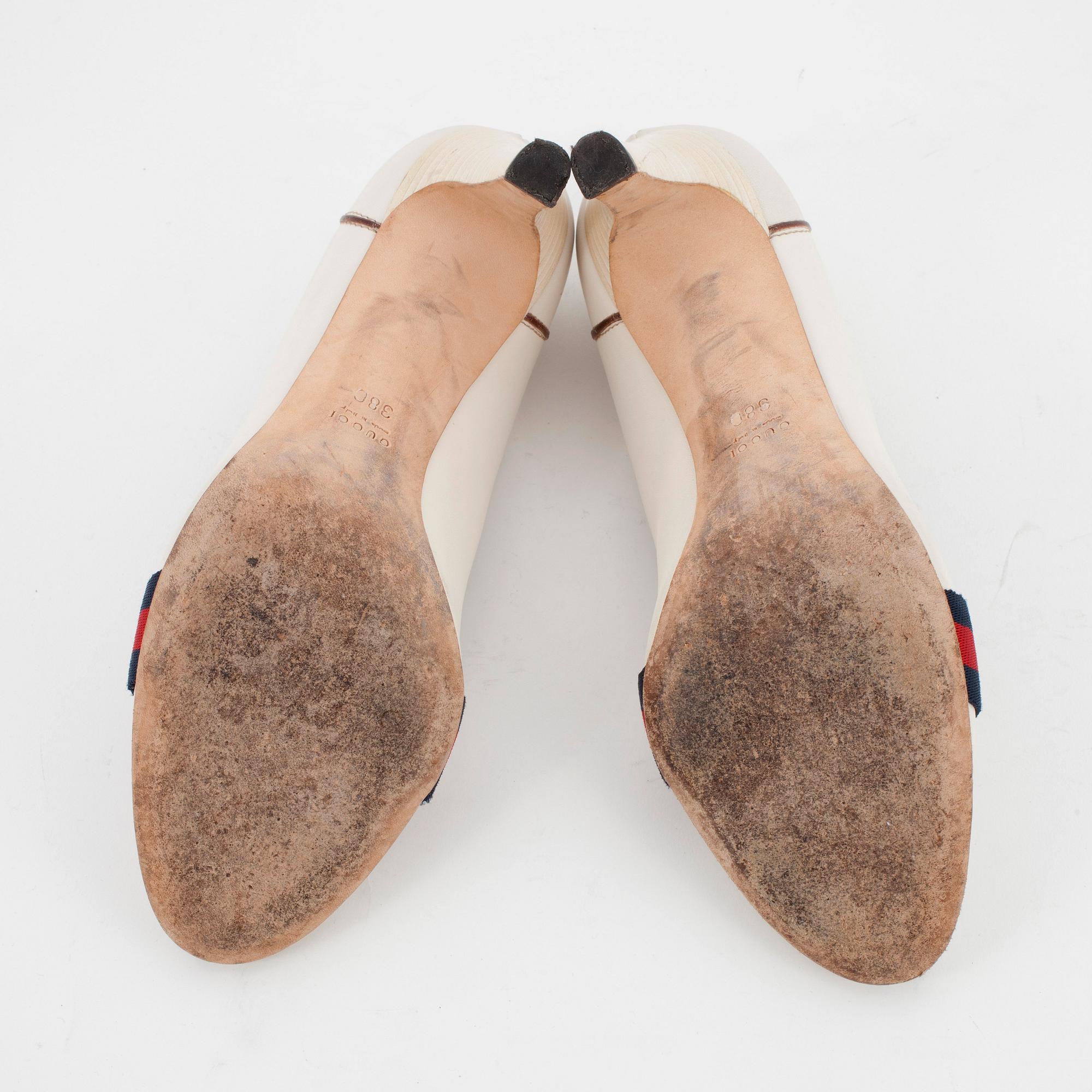 GUCCI, a pair of creme leather pumps. Size 38.