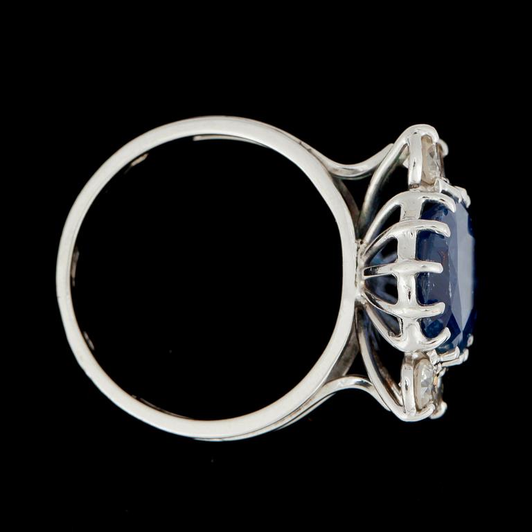RING med safir samt briljantslipade diamanter, ca 0.40 ct.