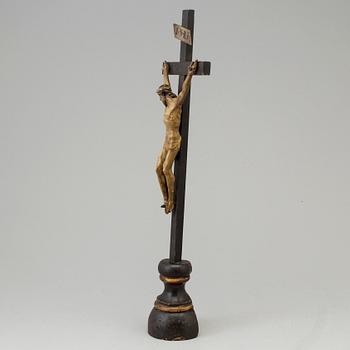 A 17TH/18TH CENTURY WOODEN CRUCIFIX.