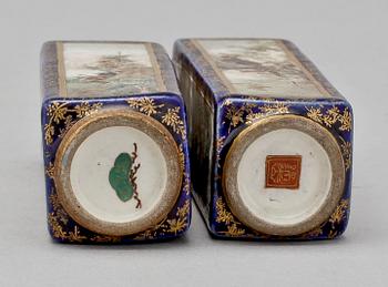 VASER, ett par, porslin, Satsuma, Japan, 1900-tal.