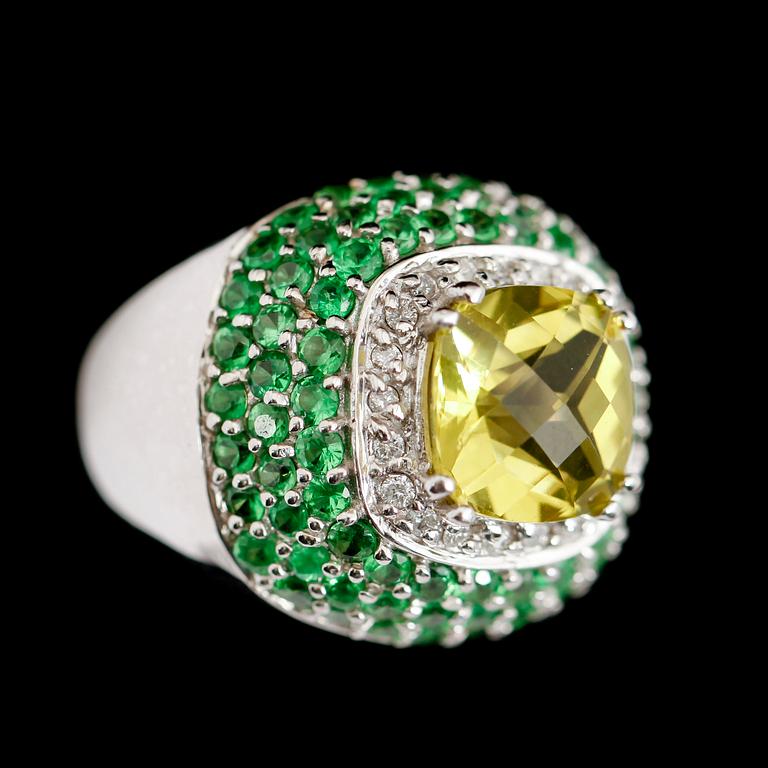 RING, 14 k vitguld, gröngul topas ca 3.0 ct, gröna tsavoriter ca 4.0 ct, diamanter ca 0,23 ct.