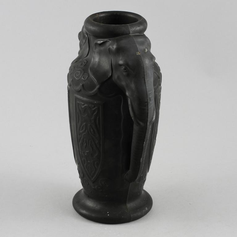 HÄNKELVAS, basalt ware, jugend, 1900-talets första hälft.