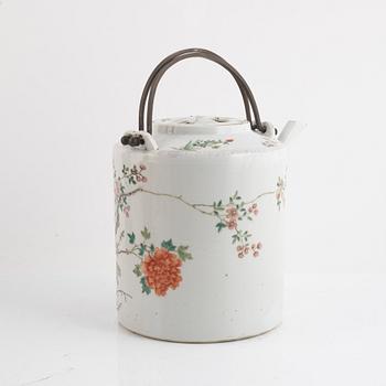 A large famille rose tea pot, Qing dynasty, 19th century.