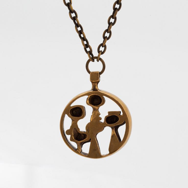 A Jorma Laine (likely) pendant with chain in bronze.