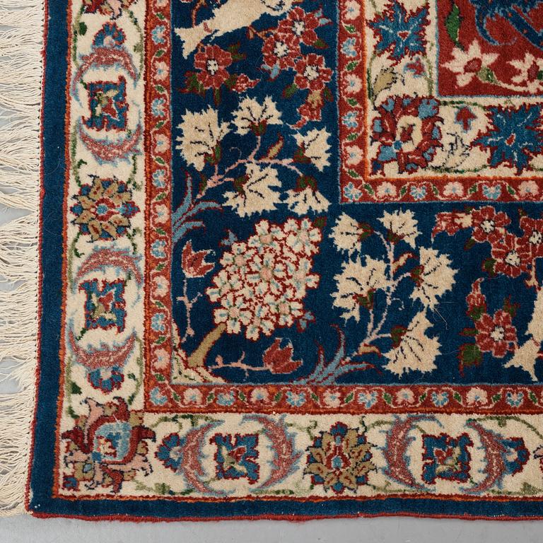 Matto, semi-antique Esfahan, ca 213 x 151 cm (as well as 1-2 cm flat weave at one end).