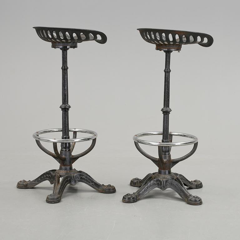 BARSTOLAR, ett par, Invicta, Frankrike, 1900-talets mitt.