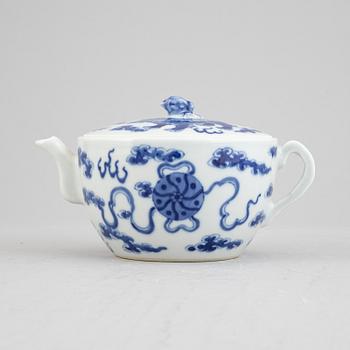 A Chinese blue and white porcelain teapot, late Qing dynasty, late 19th century.