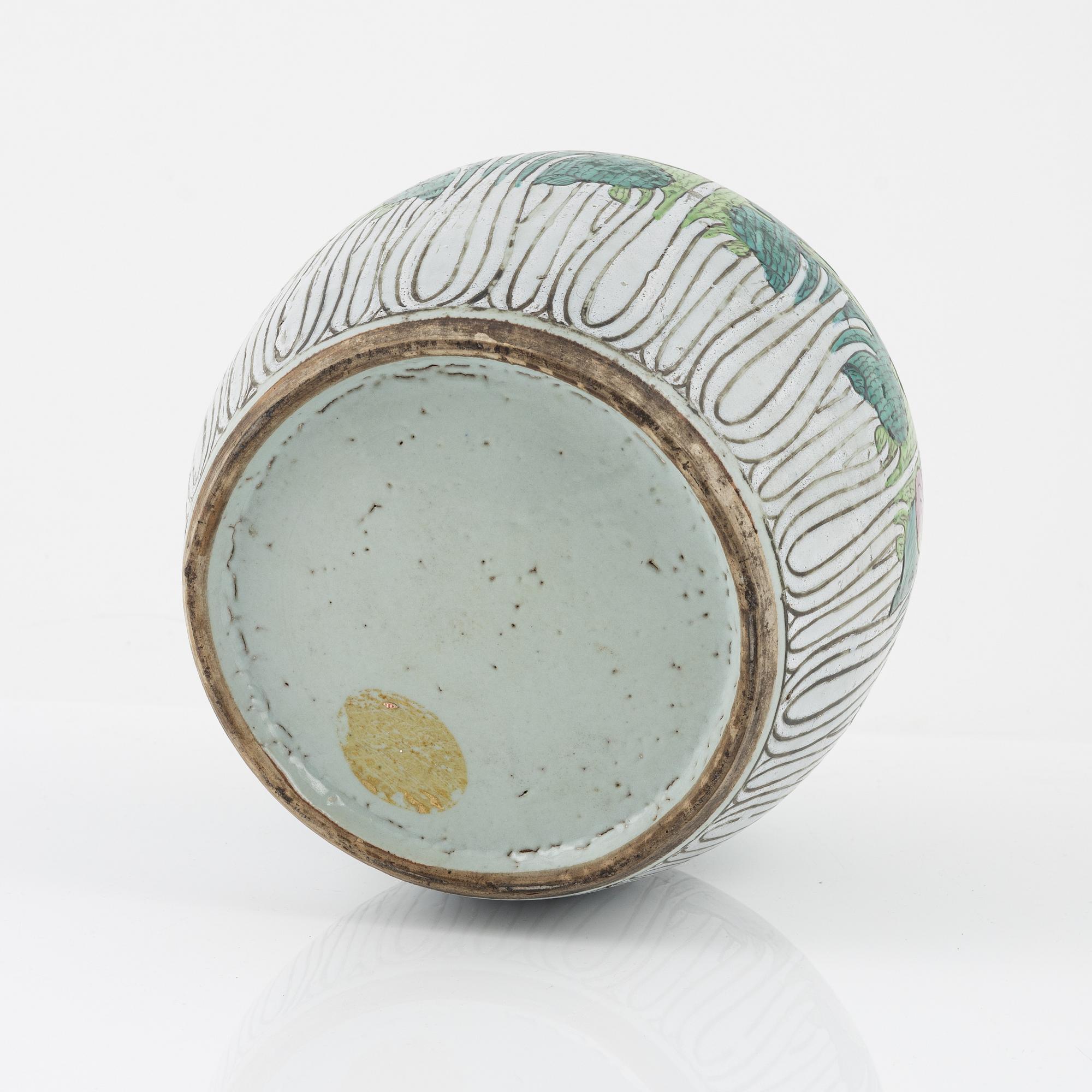 A porcelain jar, late Qing dynasty, around the year 1900.