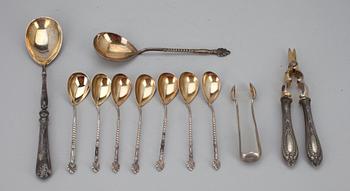 SERVERINGSBESTICK, 11 delar, silver, 3 delar Ryssland ca 1900 och 8 skedar Sovjet 1950-tal. Vikt 525 g.