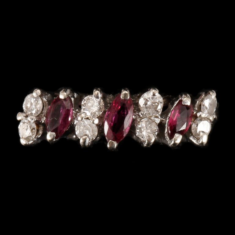RING, 18k rodinerat rött guld med navettslipade rubiner och briljantslipade diamanter tot ca0,24ct. Vikt 3,1g.