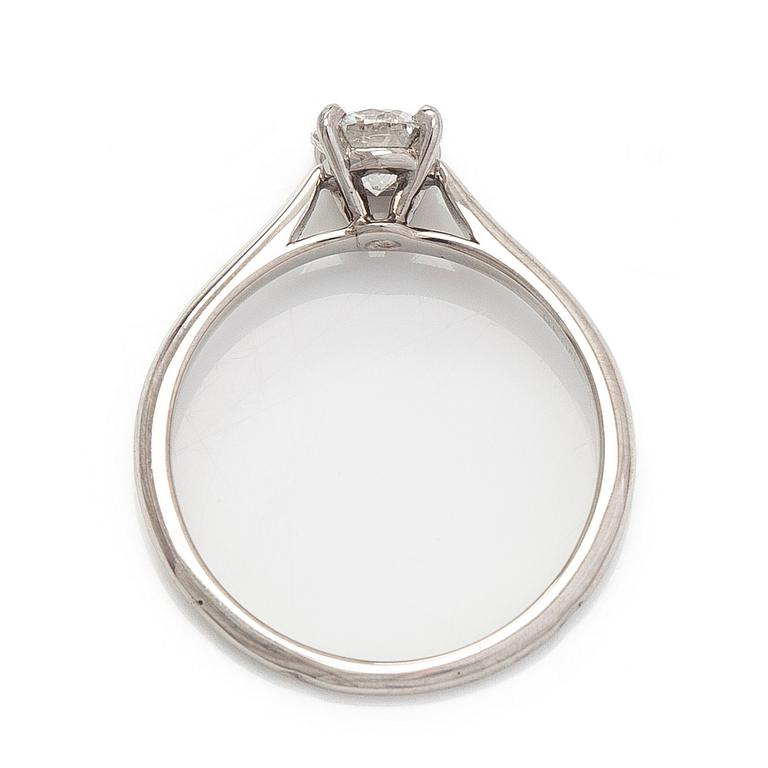 Cartier, ring, platina med briljantslipad diamant ca 0.46 ct. Med GIA dossier.