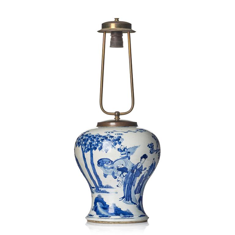 Urna/lampa, porslin. Qingdynastin, Kangxi (1662-1722).