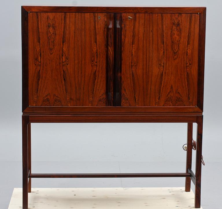 BARSKÅP, troligen Torbjörn Afdal, Mellemstrands trevareindustri, Vigrestad, Norge, etikettmärkt.