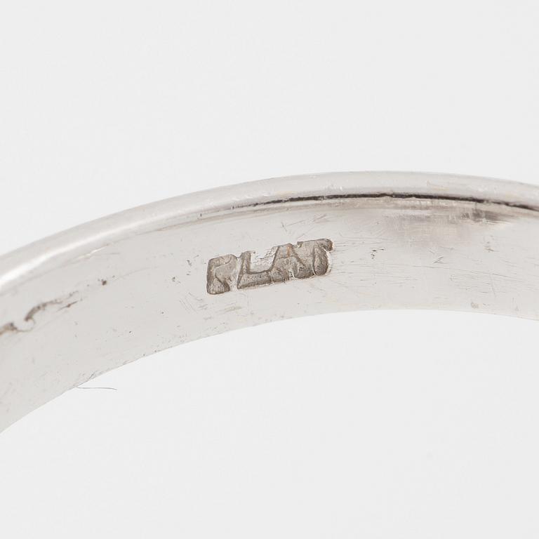 Ring platina med pärla och briljantslipade diamanter.