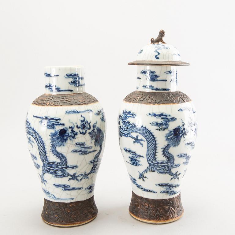 A pair of Chinese porcelain urns around 1900.