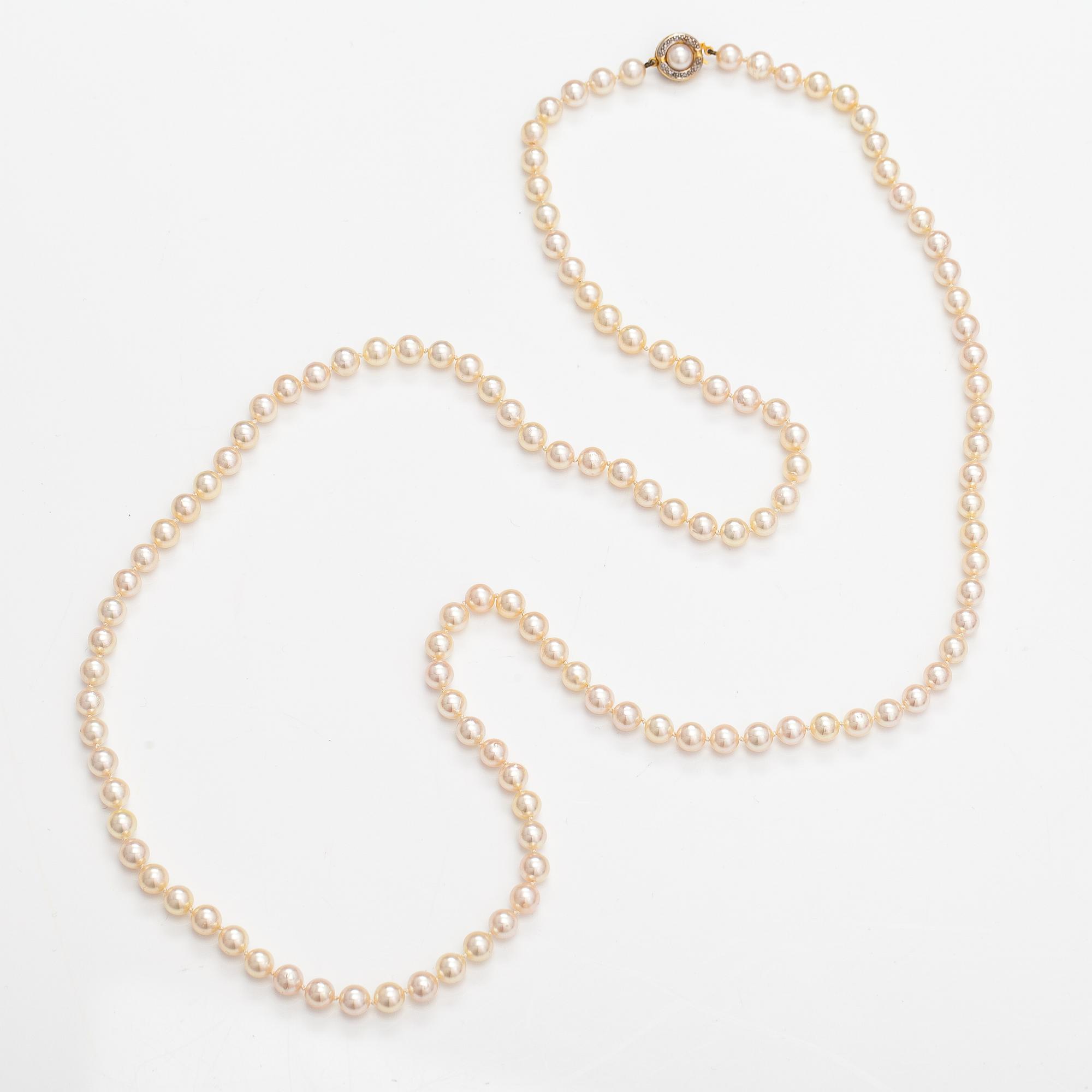 Pärlcollier, odlade pärlor, 14K guld och diamanter ca 0.01 ct tot. Mikimoto, Japan.