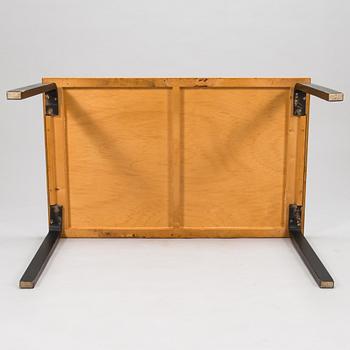 Alvar Aalto, a mid-20th century '81' dining table and four '68' chairs for Artek.