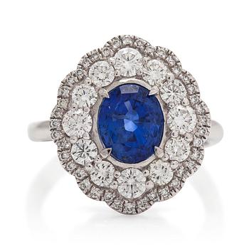 Ring, platina med en oval obehandlad safir, Sri Lanka, och briljantslipade diamanter. GRS-sertifikat.