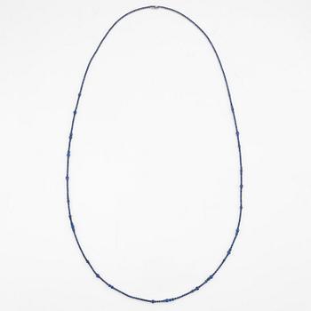 Collier 18K vitguld med fasettslipade safirer.