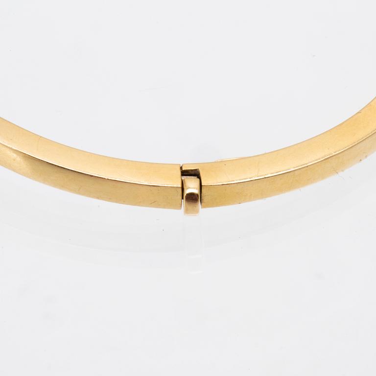 An 18K gold bracelet.