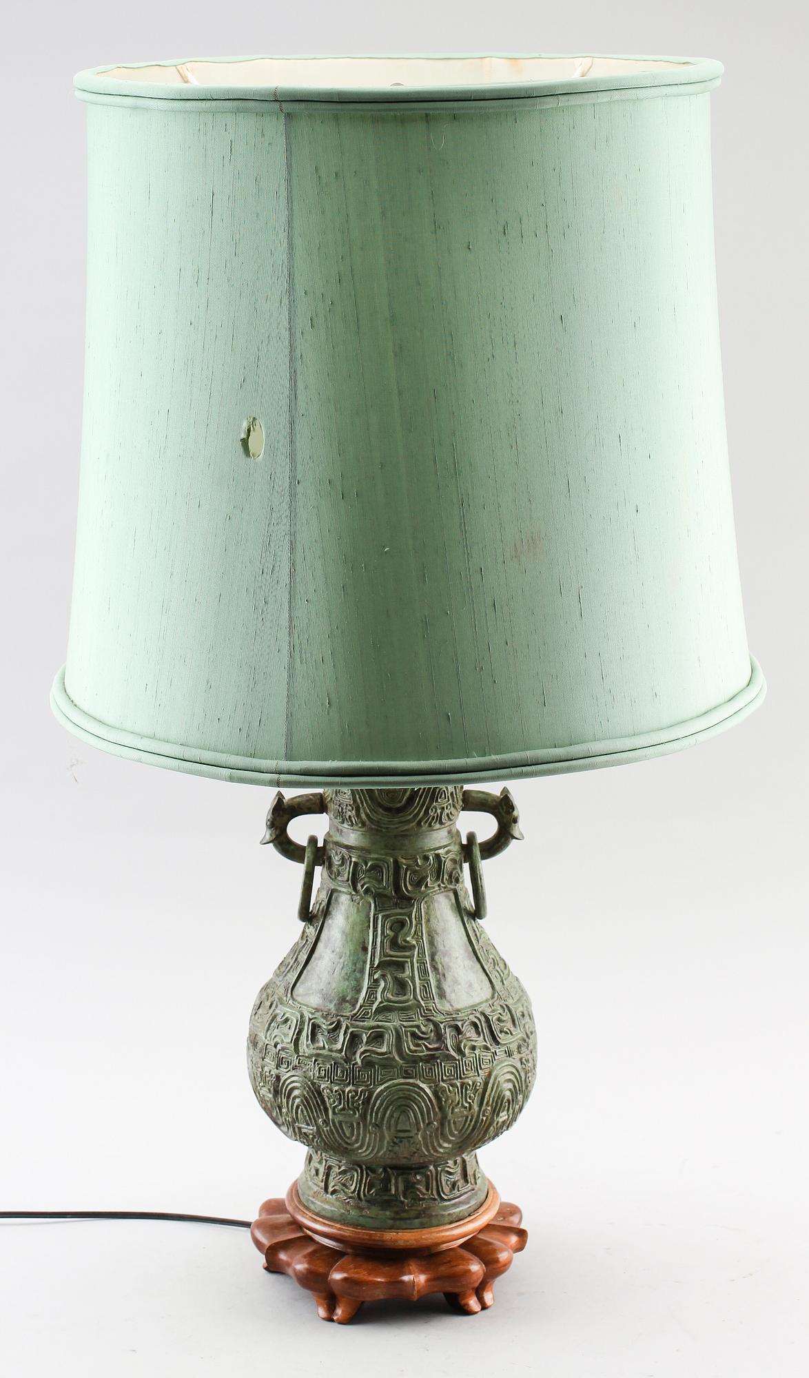 BORDSLAMPA, gröntonad brons, Kina, 1900-talets andra hälft.