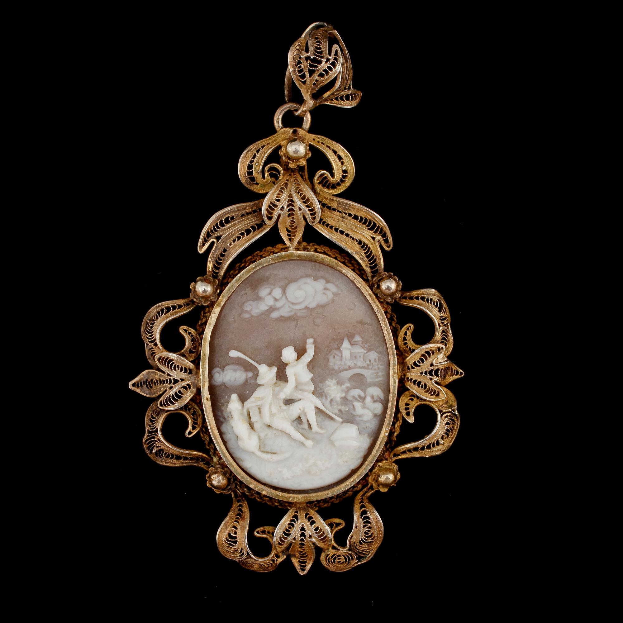 HÄNGE, förgyllt silver med skuren snäckskalskamé, 1800-tal. Vikt 13 g.