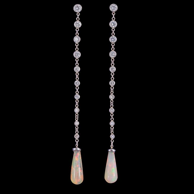 ÖRHÄNGEN, droppformade opaler med briljantslipade diamanter, tot. ca 1.25 ct.