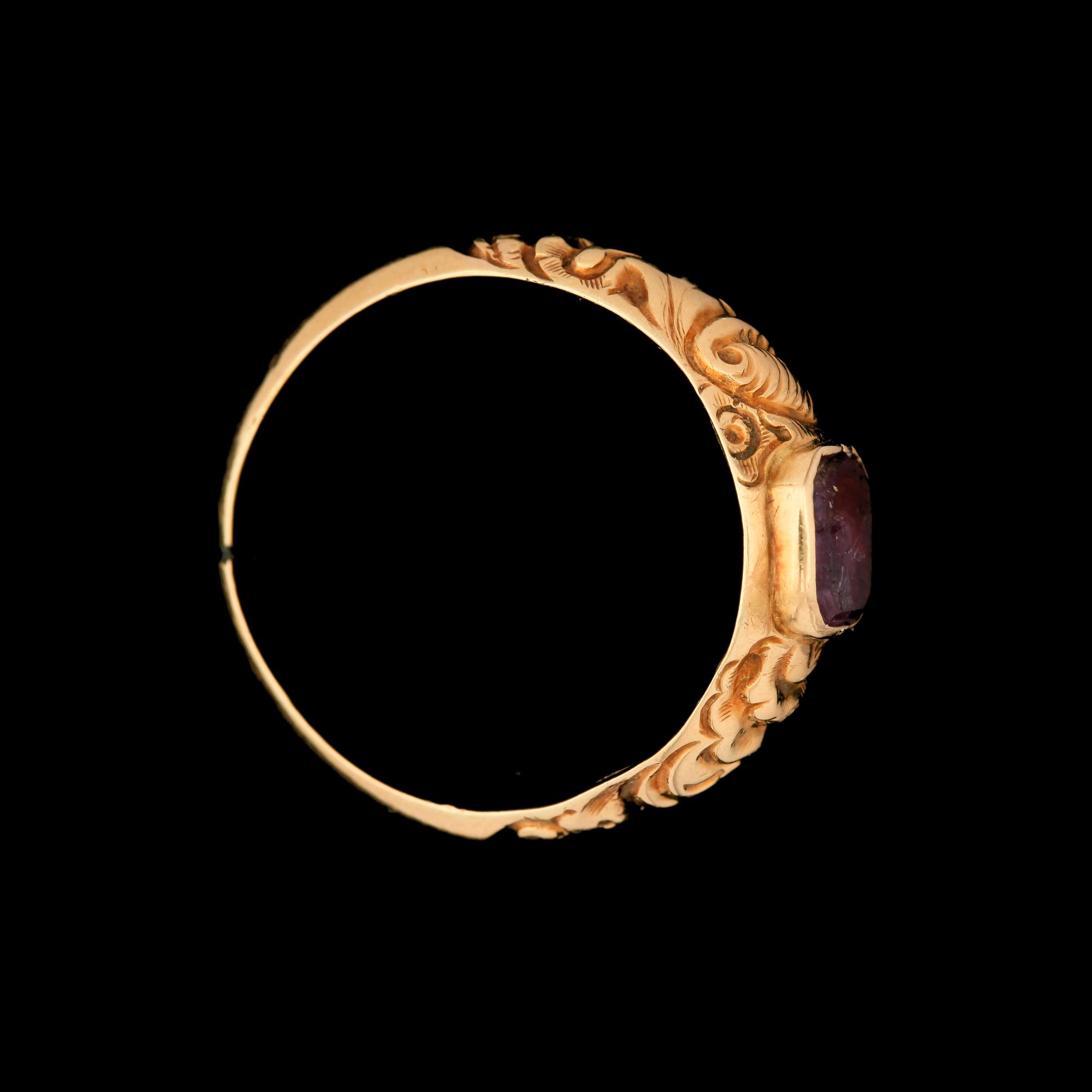 RINGAR, 2 st, 18k guld med karneol och ametist. En möjl Johan Wahlström, Jönköping, 1850. Tot vikt 10g.