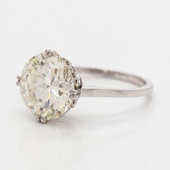 Sormus, platinaa ja briljanttihiottu timantti.