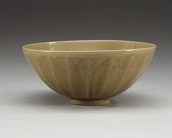 A green glazed bowl, Yuan dynasty (1271-1368).