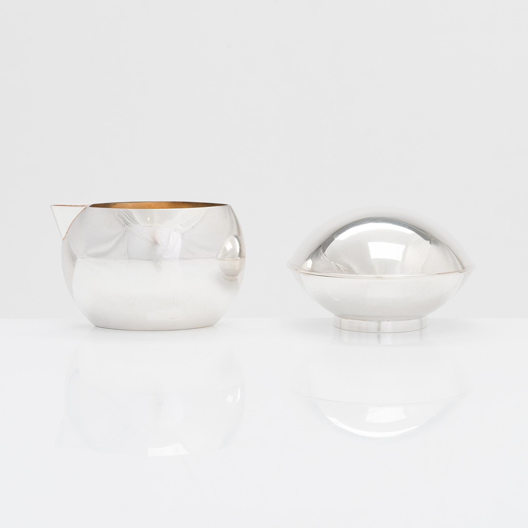 Pekka Piekäinen, a sterling silver cream jug and sugar bowl, J.A. Tarkiainen, Helsinki 1989.