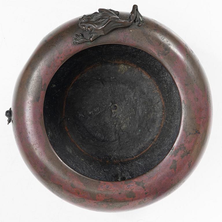 A Japanese bronze bowl / censer, Meiji (1868-1912).
