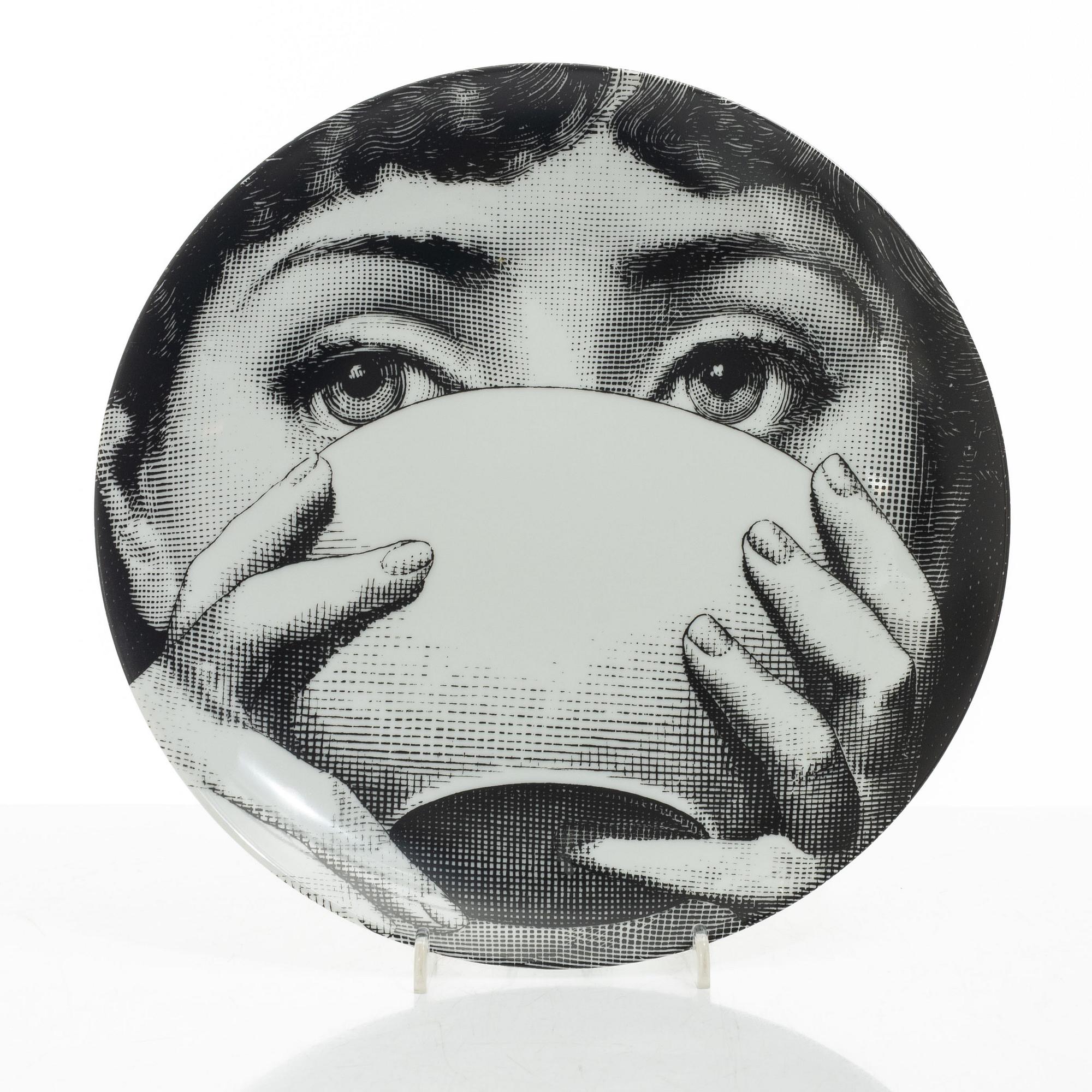 Piero Fornasetti, tallrikar, 2 st, porslin, "Tema e Variazioni", Milano, Italien.