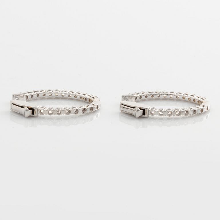 Örhängen, kreoler med briljantslipade diamanter.