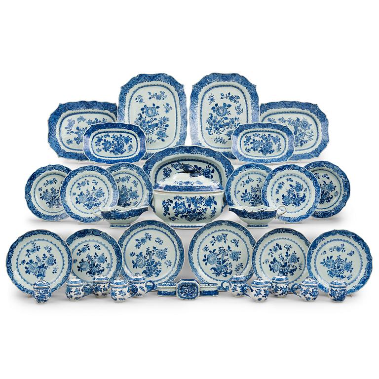 Servis, 62 delar, kompaniporslin. Qingdynastin, Qianlong (1736-95).