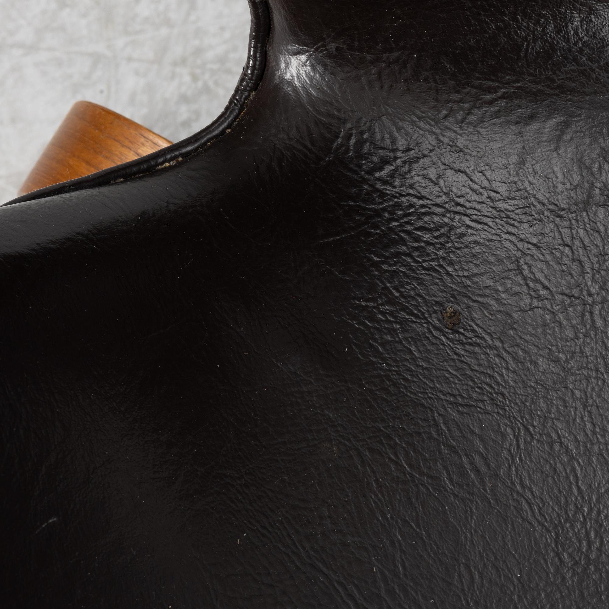 Arne Jacobsen, fåtöljer, ett par, modell 1166, ”Svanen”, Fritz Hansen, Danmark, 1900-talets andra hälft.