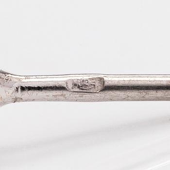 Korvakorut, yksikiviset, 18K valkokultaa ja briljanttihiottuja timantteja yht. 2.04 ct.