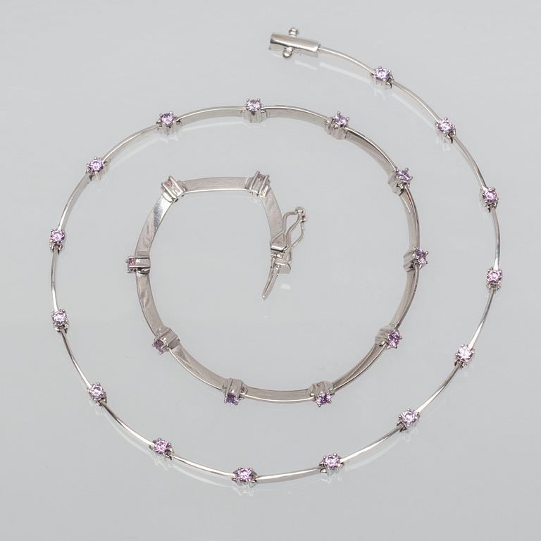 HALSBAND, 18K vitguld med rosa briljantslipade stenar. Vikt ca 17,5 cm.