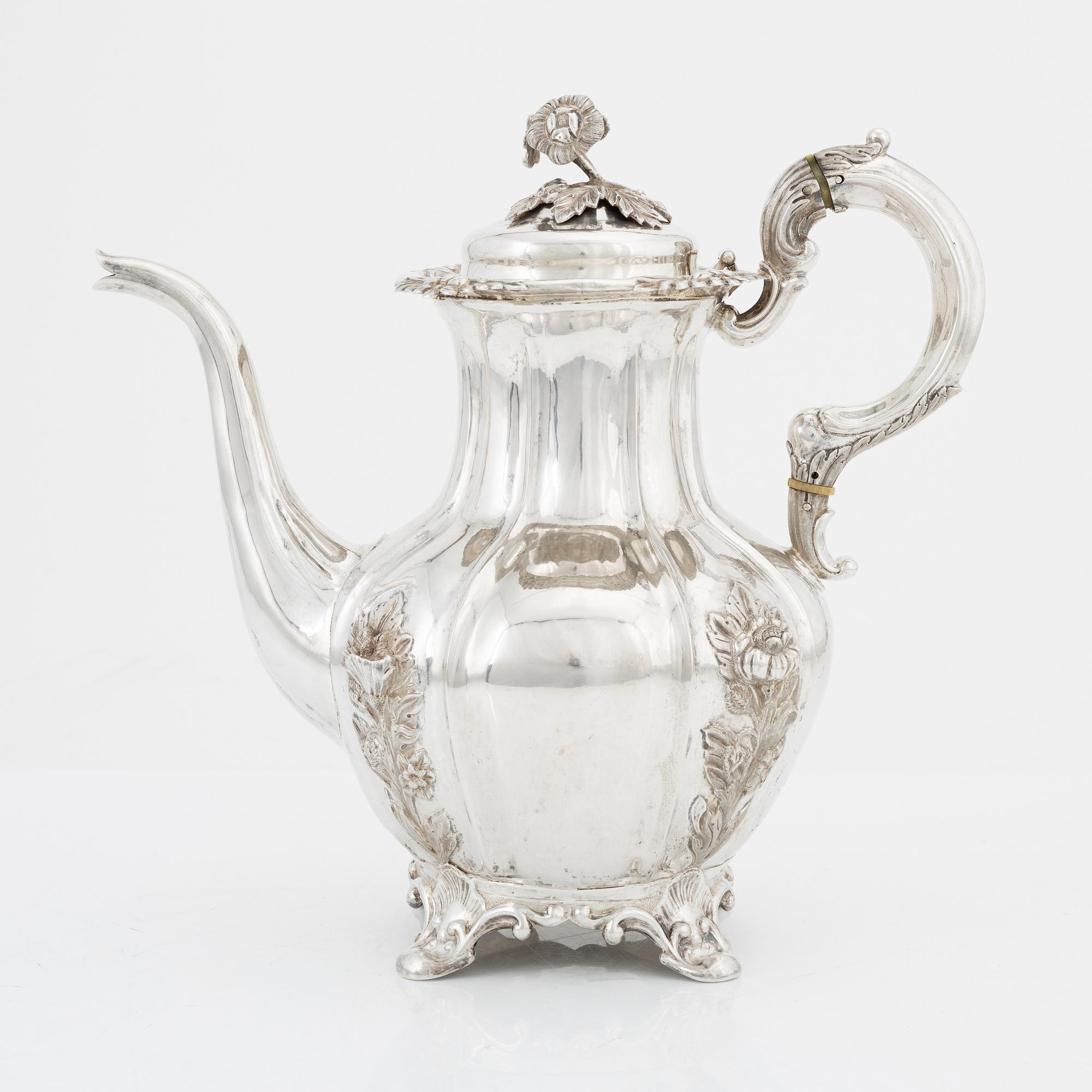 Kaffekanna, silver, nyrokoko, stämplar Växjö 1855, samt G Möllenborg, Stockholm 1869.