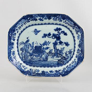 A blue and white export porcelain serving dish, China, Qianlong (1736-95).