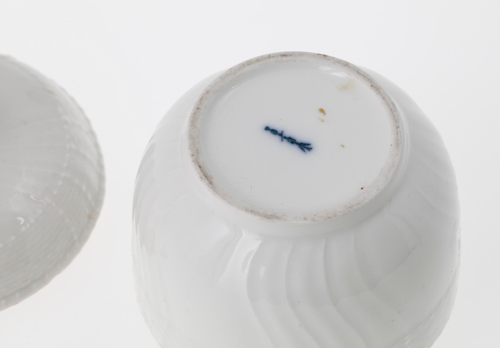 SKÅL MED LOCK, porslin, Berlin 1800-talets slut.