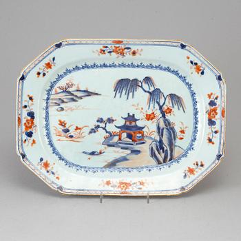 An imari export porcelain serving dish, Qing dynasty, Qianlong (1736-95).