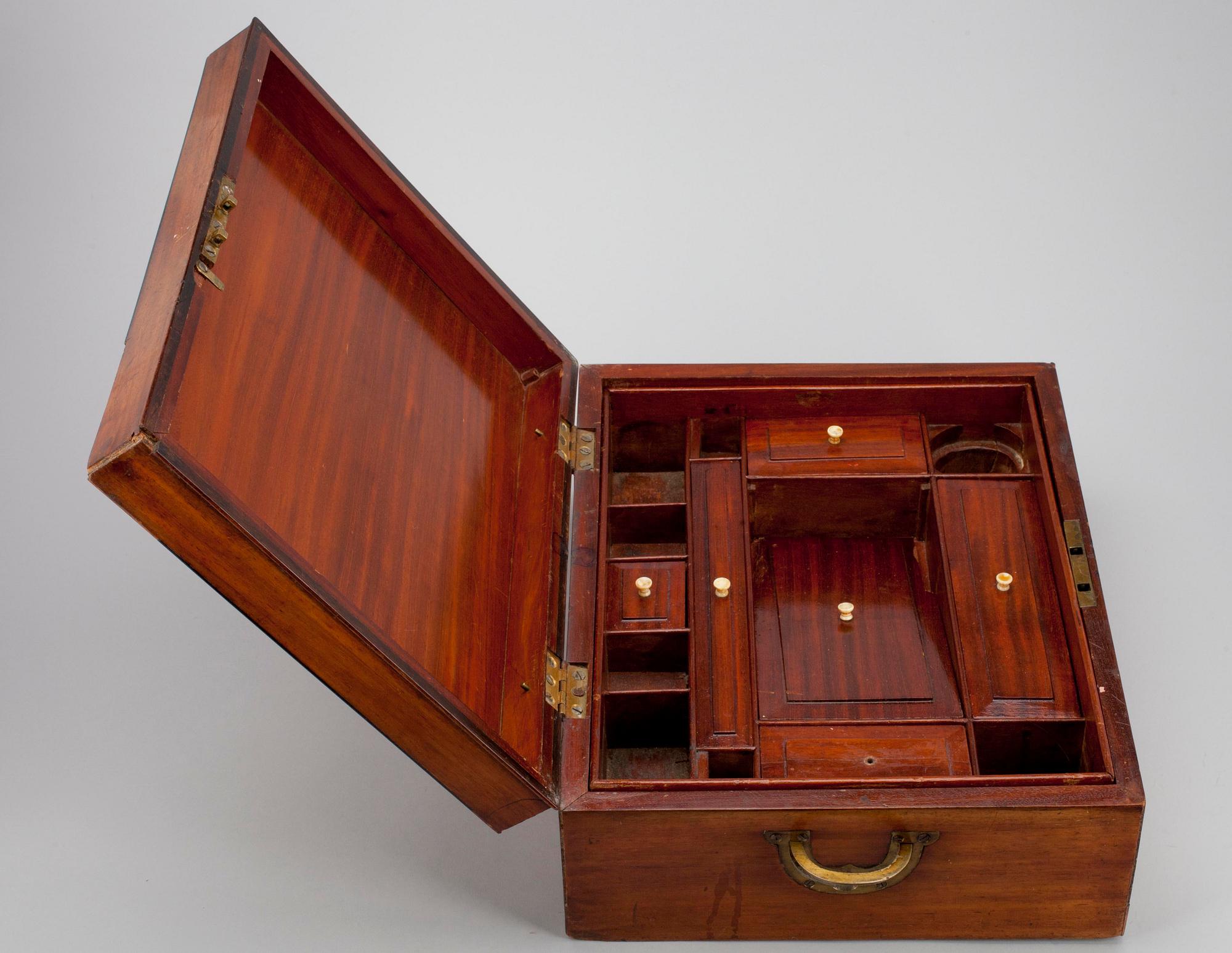 RESESCHATULL, mahognyfanerad, England 1800-tal.