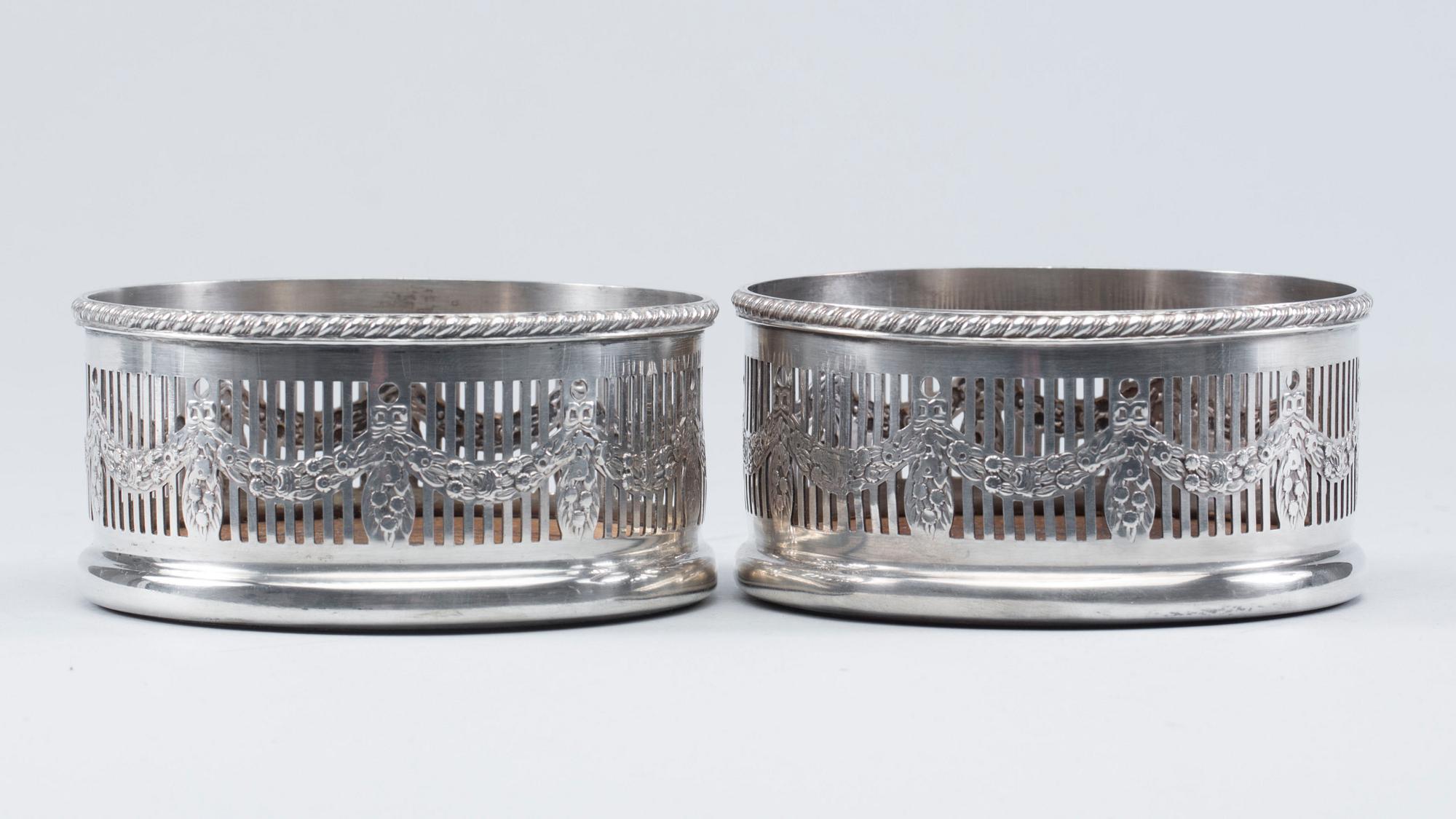 COASTERS, ett par England, nysilver, 1900-talets första hälft.
