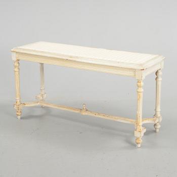 BÄNK, gustaviansk stil, 1900-talets början.