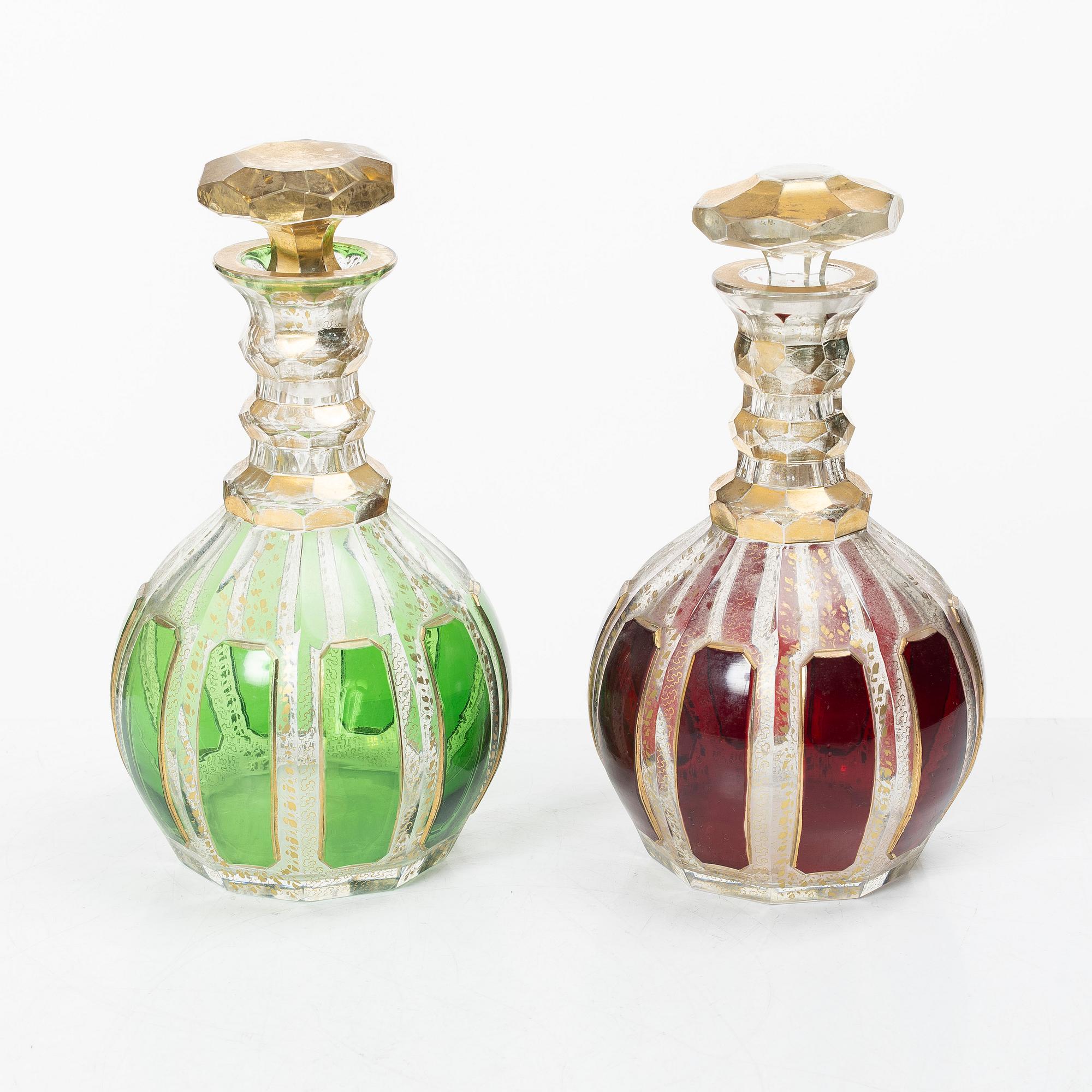 Karaffer, ett par, glas, Moser Karlsbad, omkring år 1900.