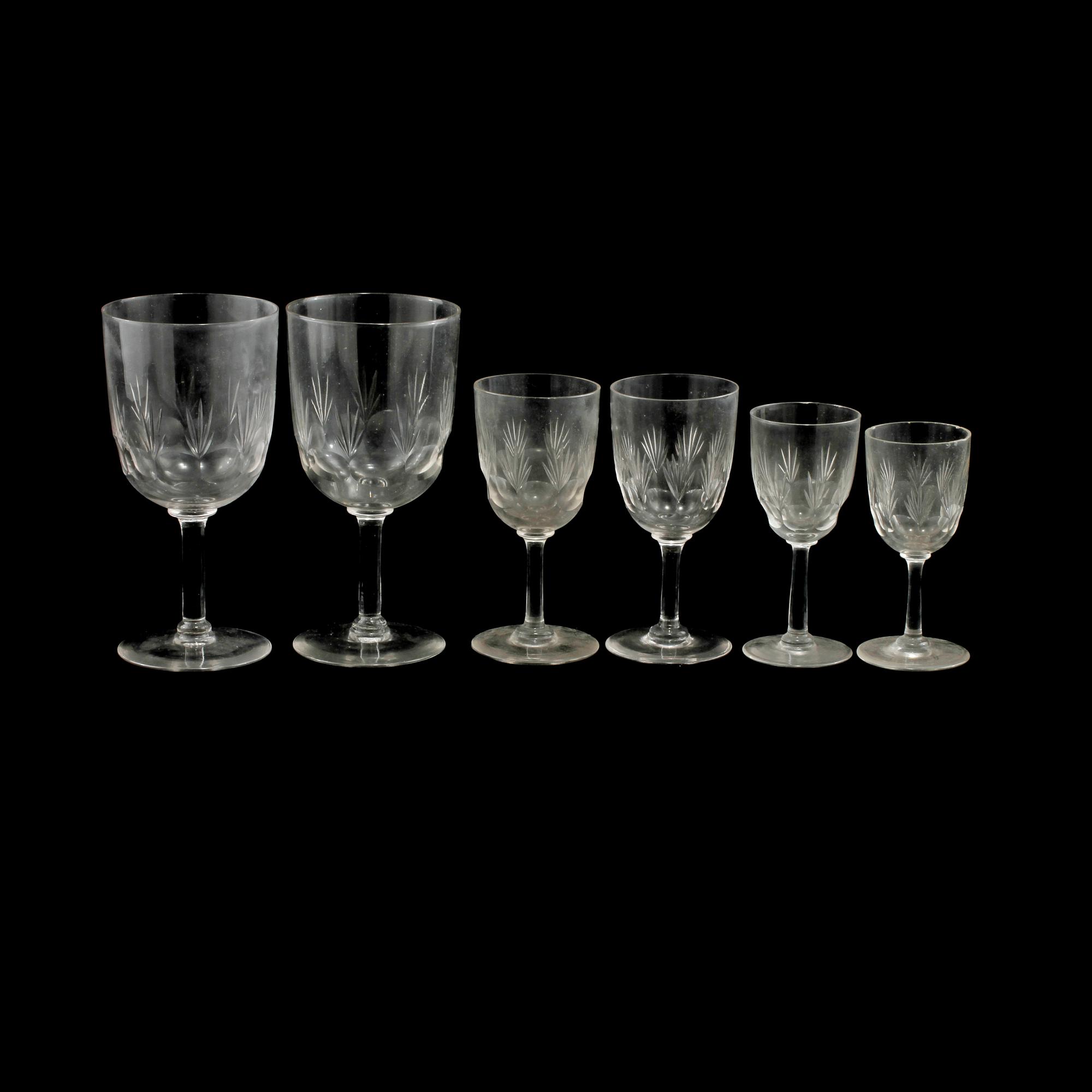 SERVISDELAR, 33 snarlika delar, glas, omkring 1900-talets mitt.