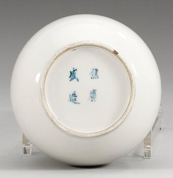 VAS, porslin. Qing dynastin. Kangxi-stil.