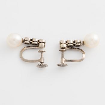 Ett par örhängen 18K vitguld med runda briljantslipade diamanter och odlade pärlor.